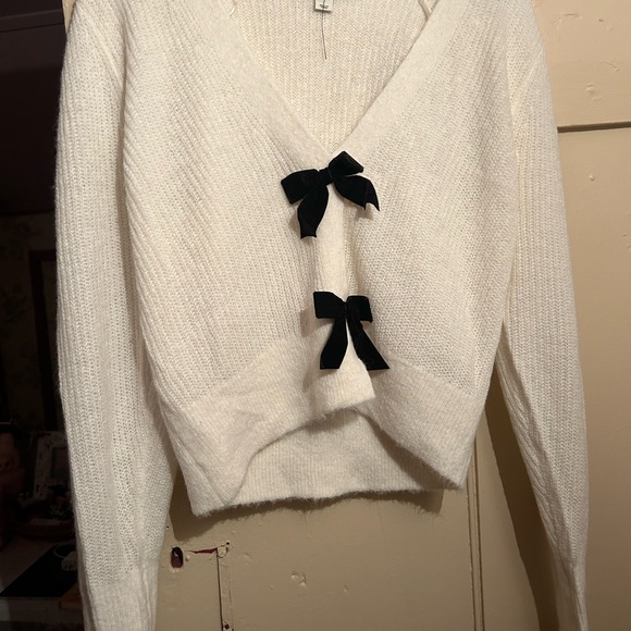 Bow Sweater - Picture 2 of 4